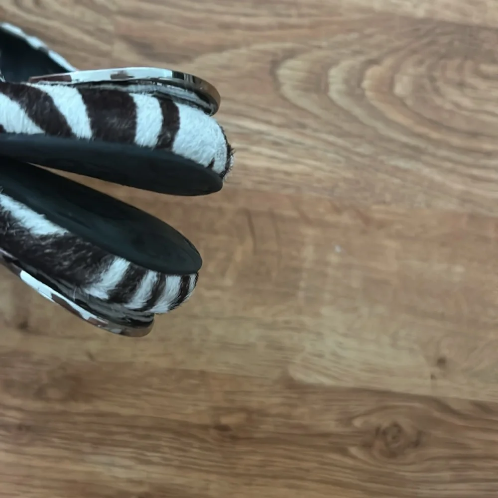 Tory Burch Black and White Zebra Flats Sz 6 1/2 - Picture 5 of 9